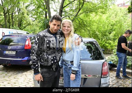 Adonist Jovanovic aka Dean und Katharina Kock aka Toni am Set bei Dreharbeiten zur Reality-Daily-Soap `Berlin - Tag und Nacht`am Paul-Lincke-Ufer. Berl Stockfoto